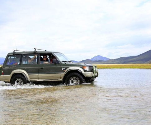 Mit dem Auto durch das Wasser