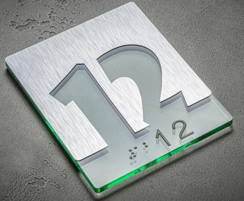 Selbstklebende Türschilder: Individuelle Akzente